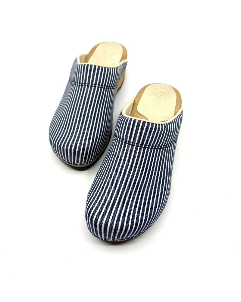 Pack shot af sten Embla Clogs Denim Stripe Indigo på neutral baggrund