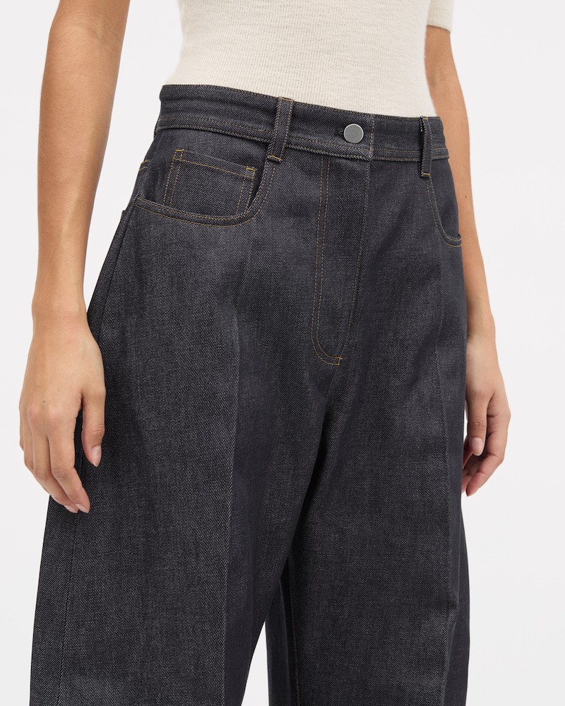 Close up af MKDT Studio Pella Jeans Denim Blue på model