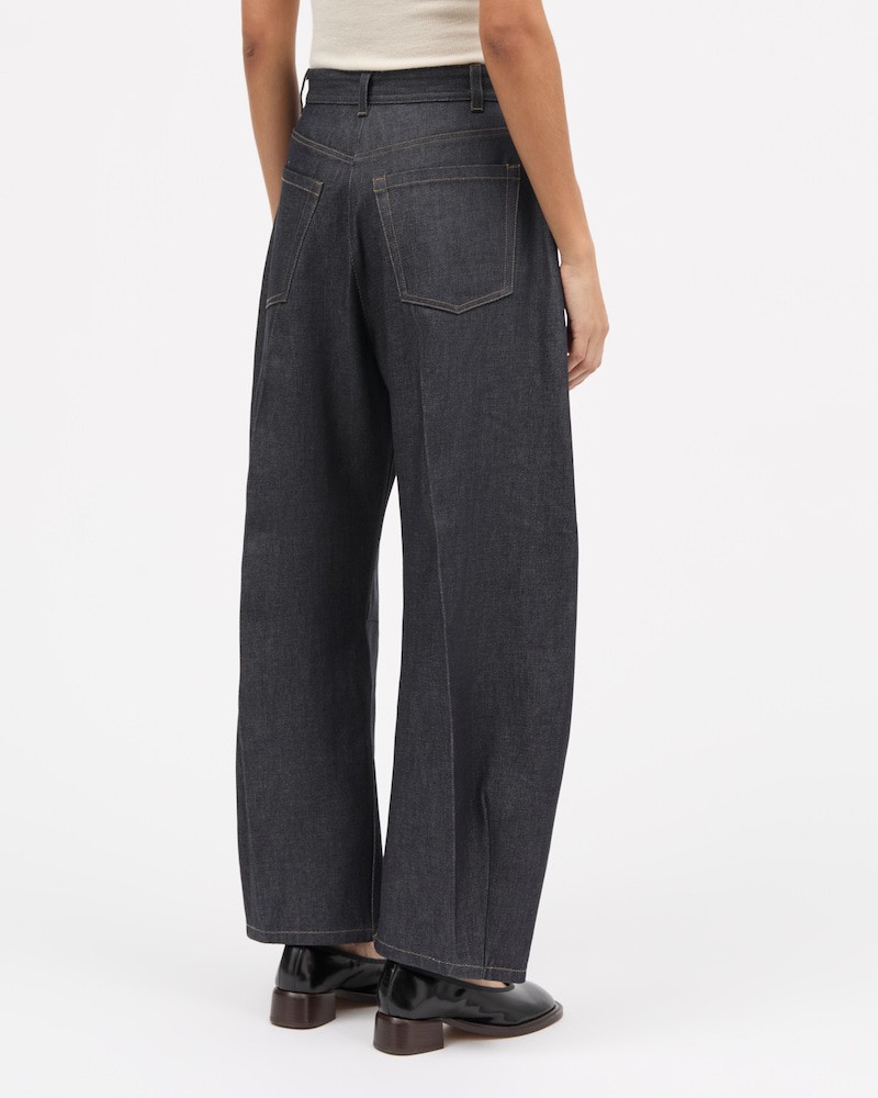 Model billede af MKDT Studio Pella Jeans Denim Blue set bagfra