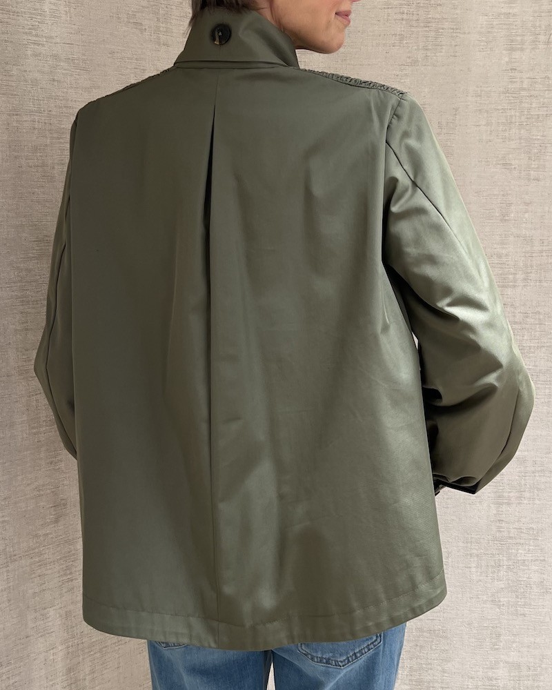 Model billede af Forte Forte Peacoat Khaki bagfra