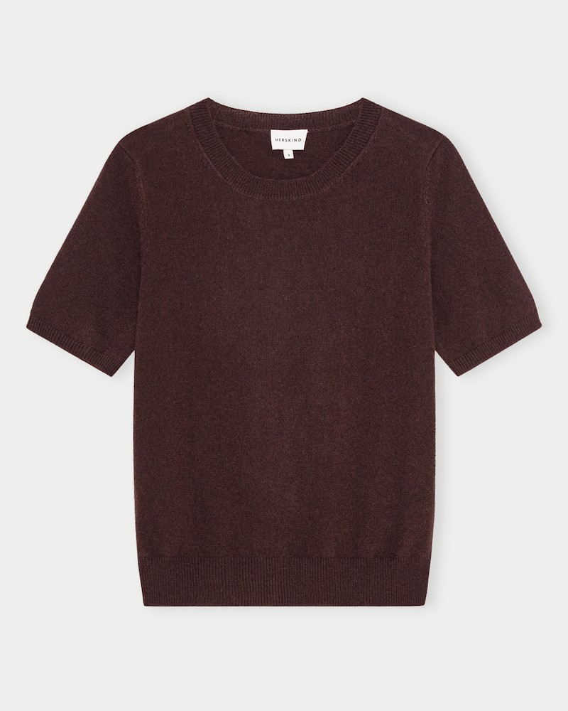 Pack shot af Herskind Thora Knit T-shirt Java Brown på neutral baggrund
