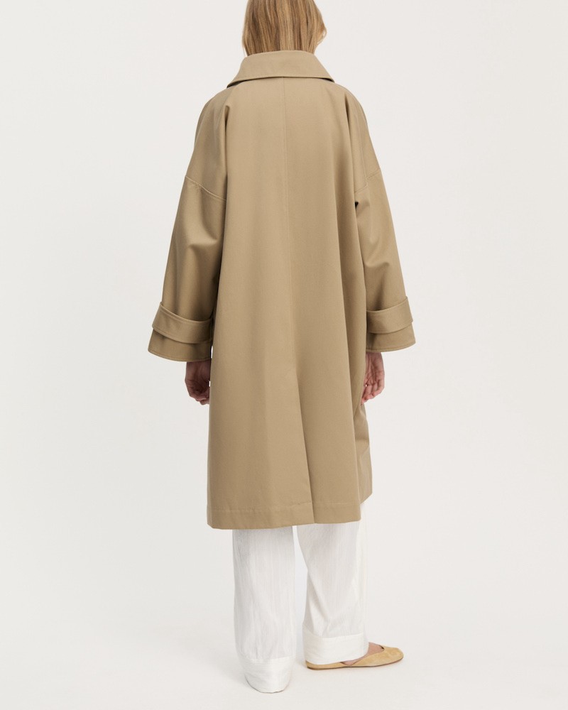 Pack shot af Aiayu Jo Coat Twill Classic Khaki bagfra
