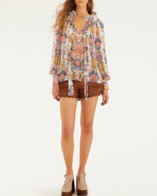 Model billede af Farm Rio Sea Garden Ruffled Blouse Offwhite viskose bluse