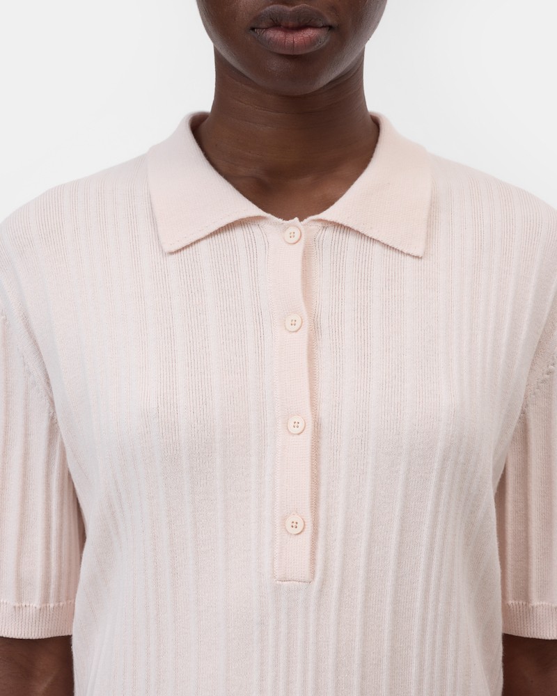 Close up af krave på Closed Polo Short Sleeve Blush Pink