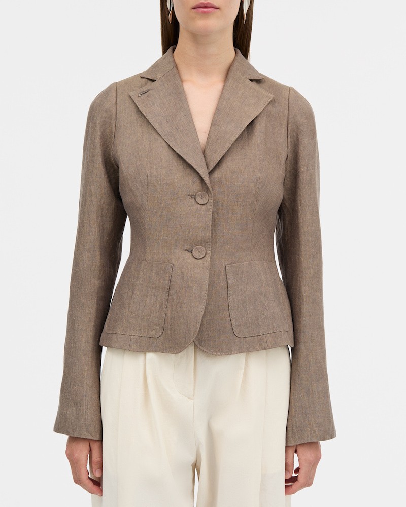 Model billede af MKDT Studio Jenny Blazer Wood figursyet jakke