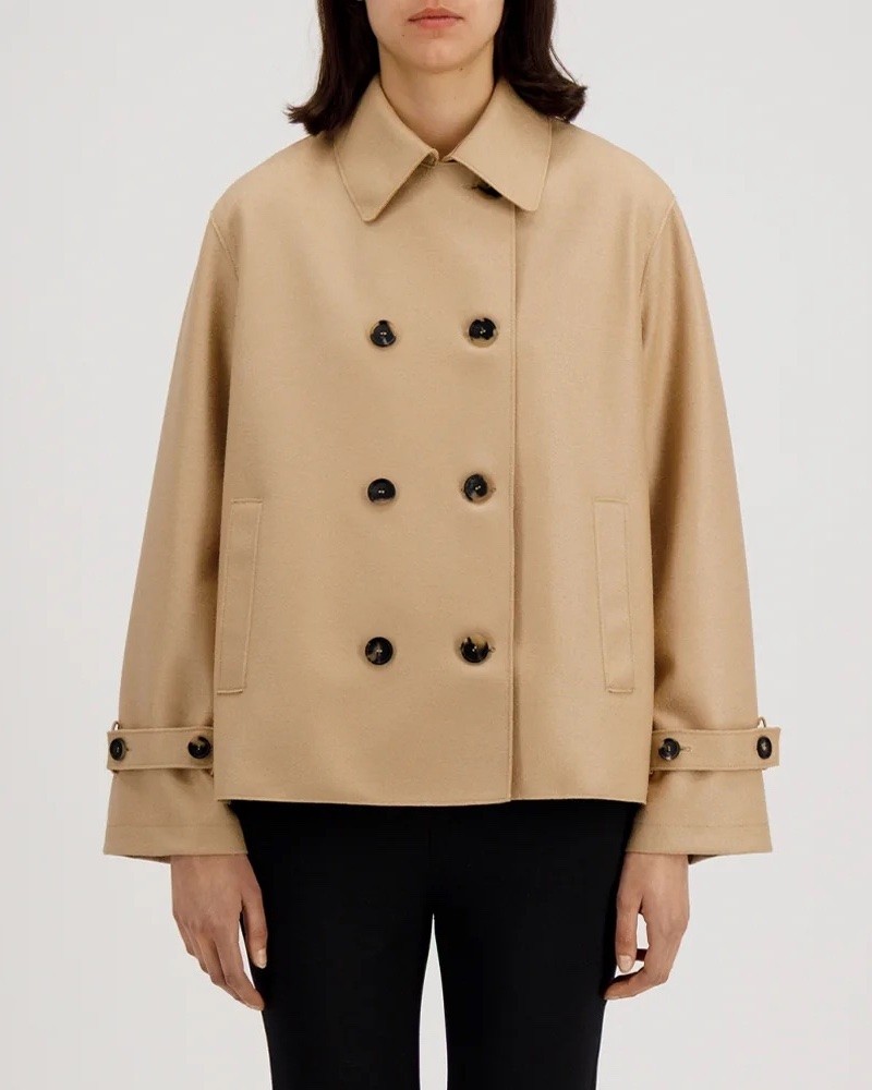 Harris Wharf London Short Trench Pressed Wool Beige på model set forfra