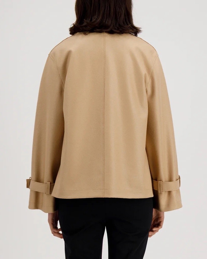 Harris Wharf London Short Trench Pressed Wool Beige på model set bagfra