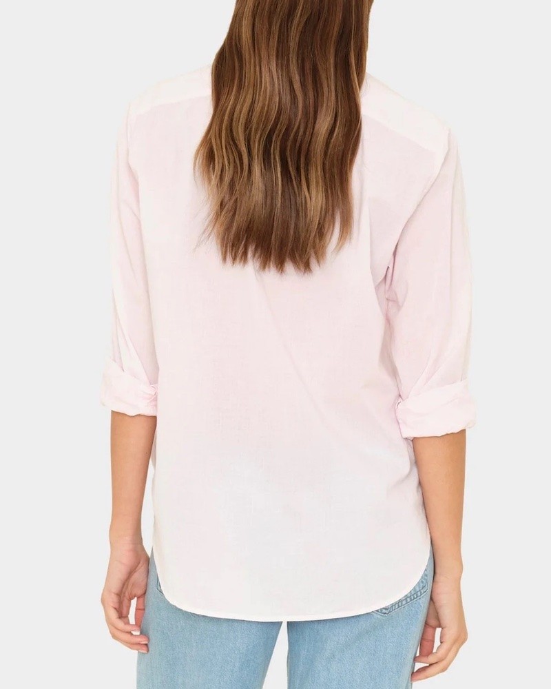 Xirena Beau Shirt Pale Rose på model set bagfra