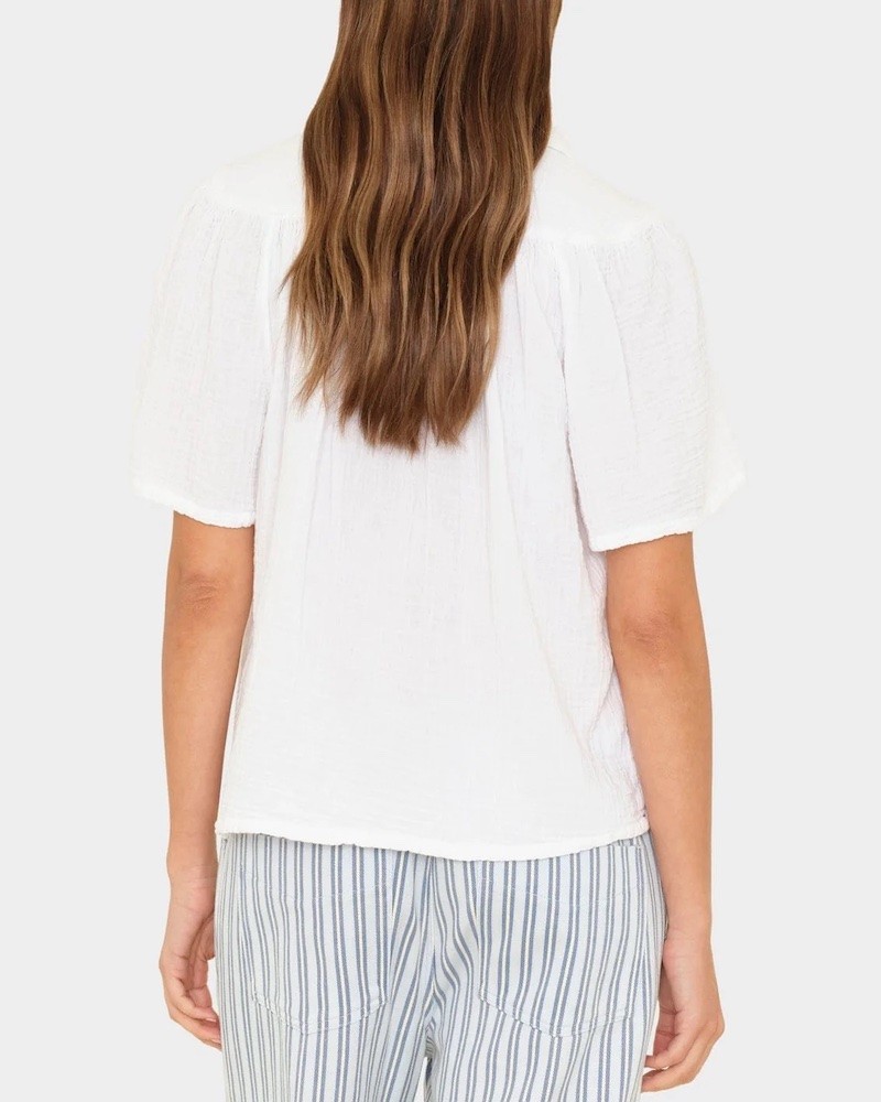 Xirena Rylee Top White på model set bagfra