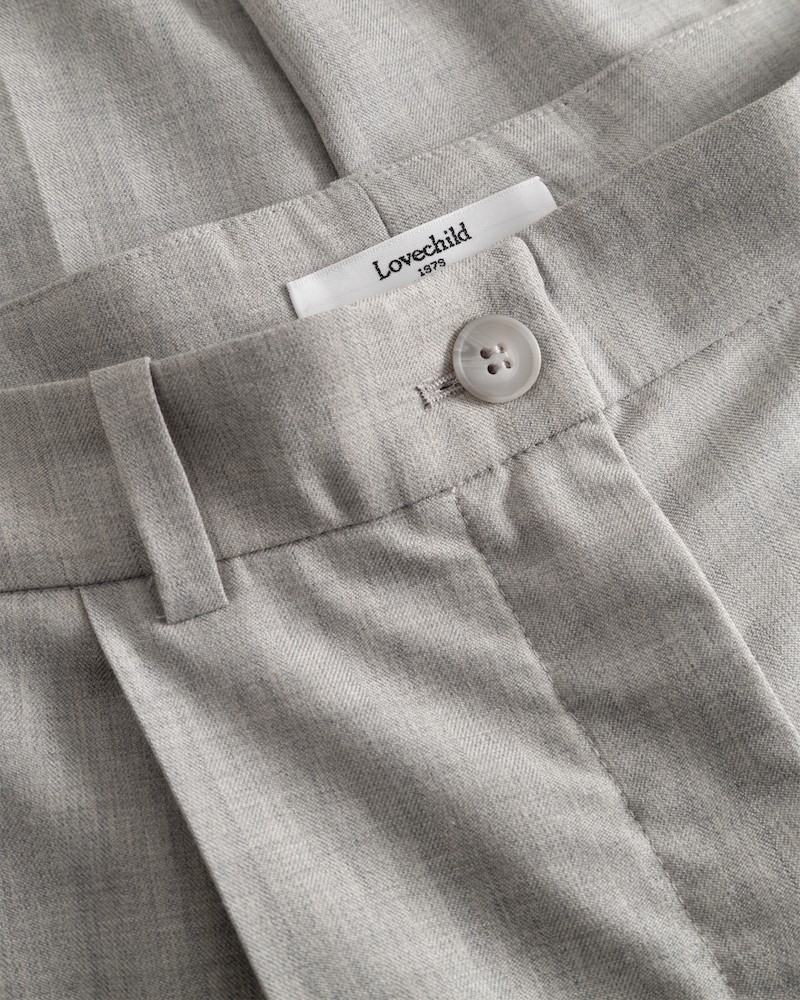 Close up af linning på Lovechild 1979 Lucas Pants Light Grey Melange