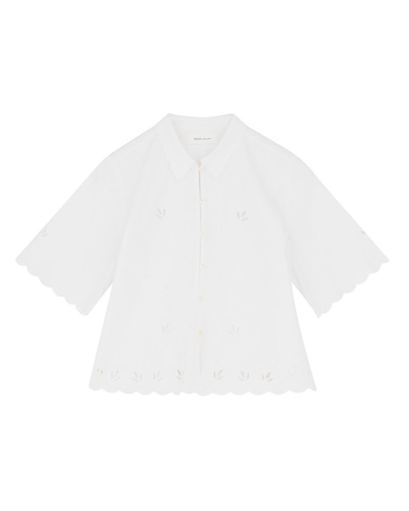 Pack shot af Skall Studio Fleurie Shirt Optic White på neutral. baggrund