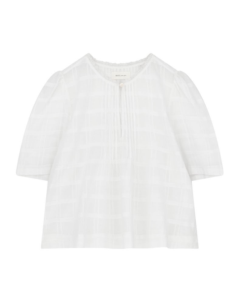 Pack shot af Skall Studio Fiore Blouse Optic White på neutral baggrund