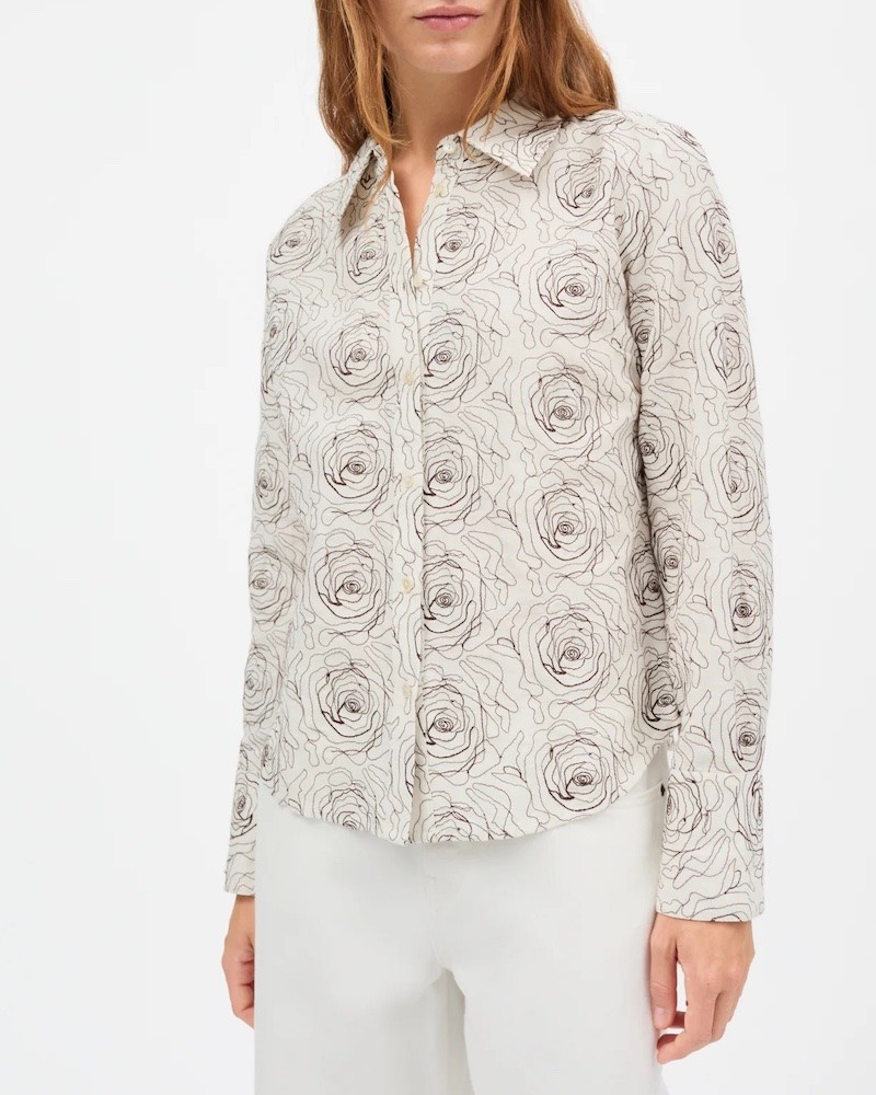 Skall Studio Fauna Shirt Ecru på model set forfra