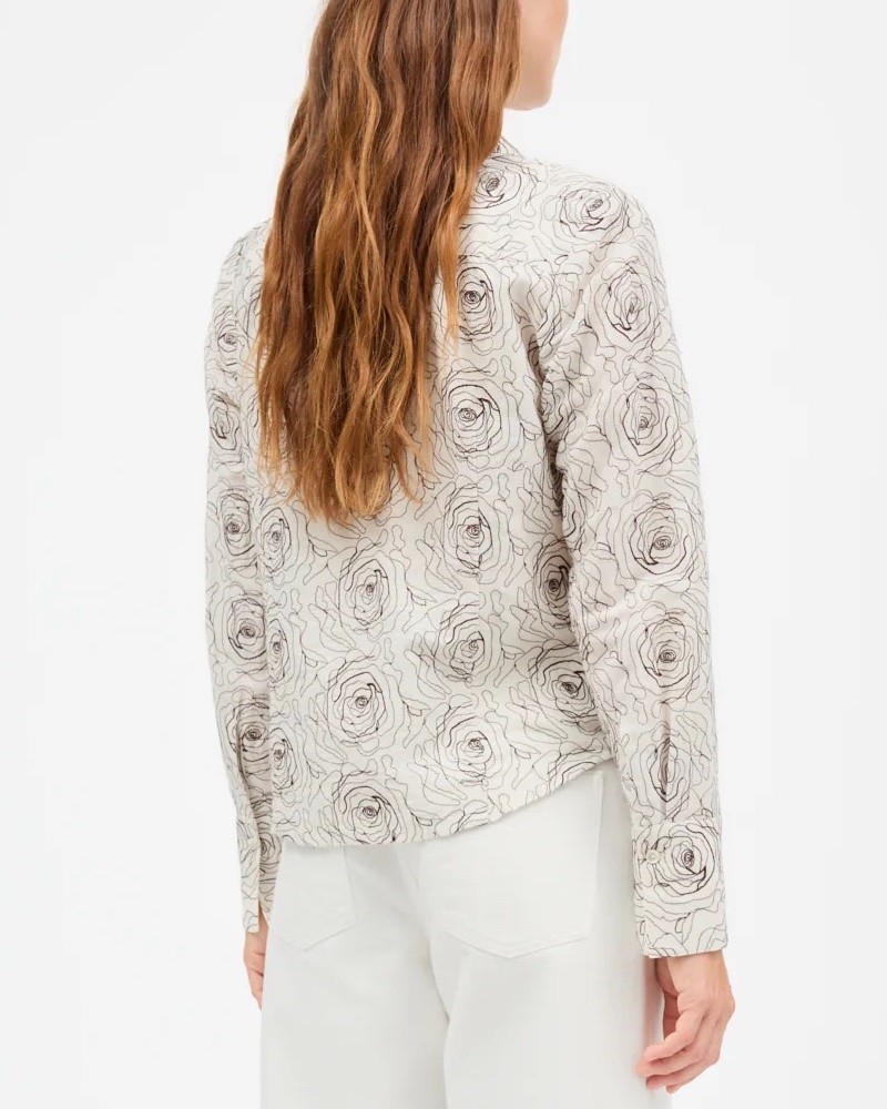 Model billede af Skall Studio Fauna Shirt Ecru bagfra