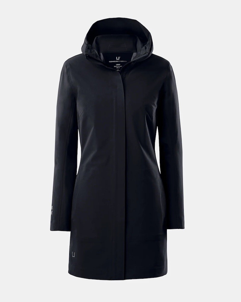 Pack shot af UBR Althena Coat Black på neutral baggrund