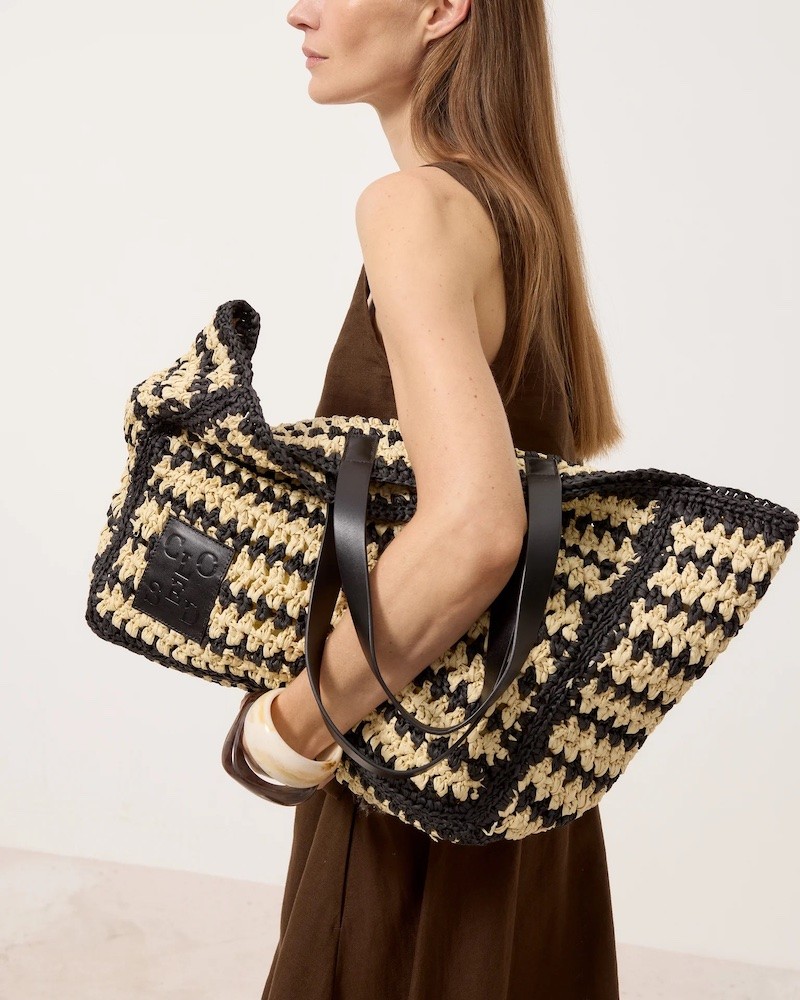 Model billede af Closed Raffia Bag Ecru Black