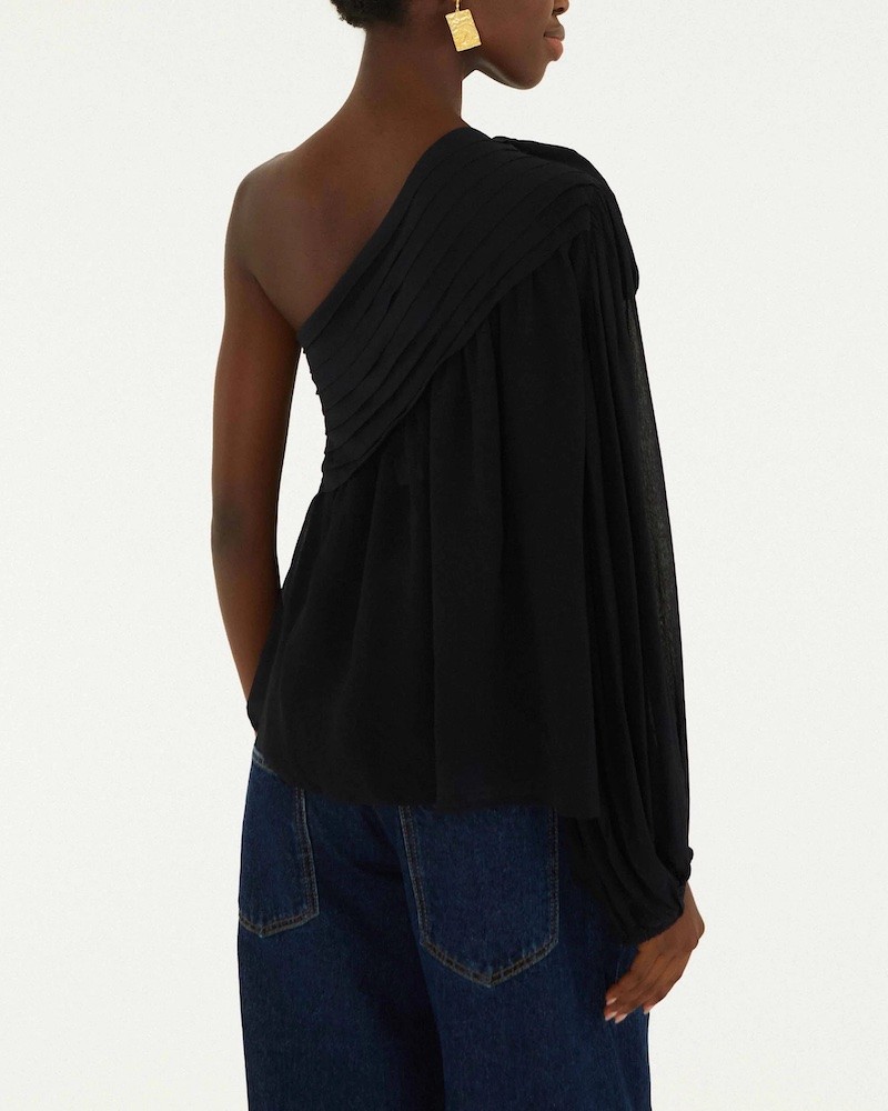 Farm Rio Black Rose One Shoulder Blouse  på model set bagfra
