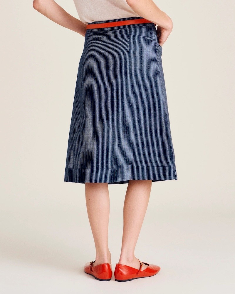 Model billede af Nué Notes Palmer Skirt Navy bagfra