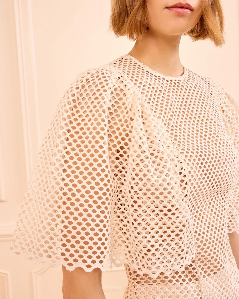 Close up af ærme på Ulla Johnson Hera Eyelet Cotton Top Cowrie
