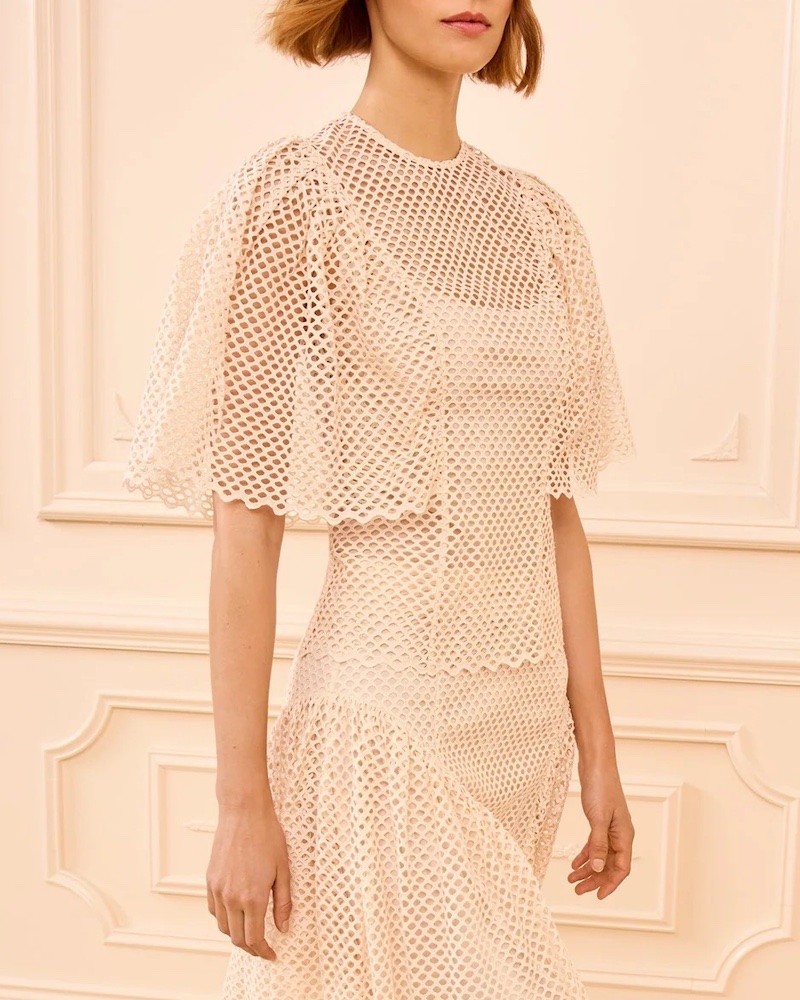 Model billede af Ulla Johnson Hera Eyelet Cotton Top Cowrie