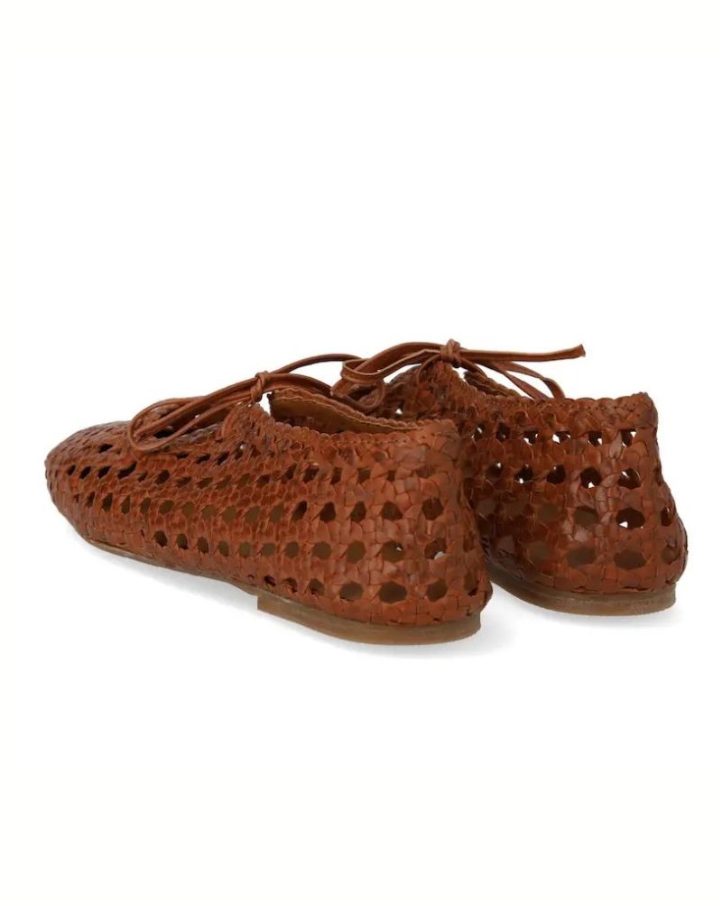 Pack shot af Angulus 1698 Flet Ballerina Cognac på hvid baggrund