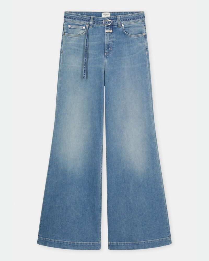 Pack shot af Closed Glow Up Jeans Mid Blue på neutral baggrund