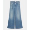 Pack shot af Closed Glow Up Jeans Mid Blue på neutral baggrund