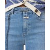 Closed Glow Up Jeans Mid Blue med bælte på model