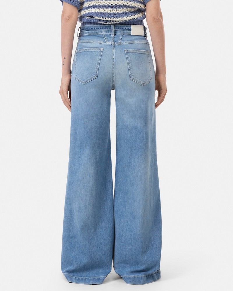 Model billede af Closed Glow Up Jeans Mid Blue bagfra
