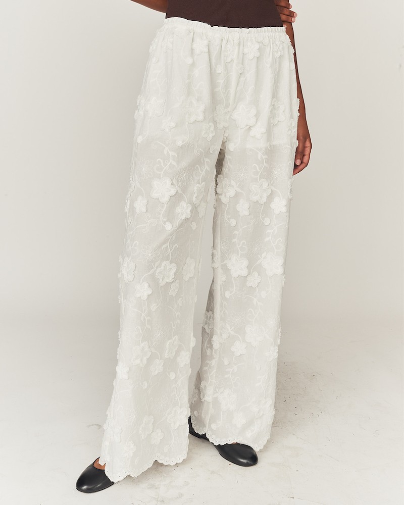 The Garment Fleur Pants Cream på model