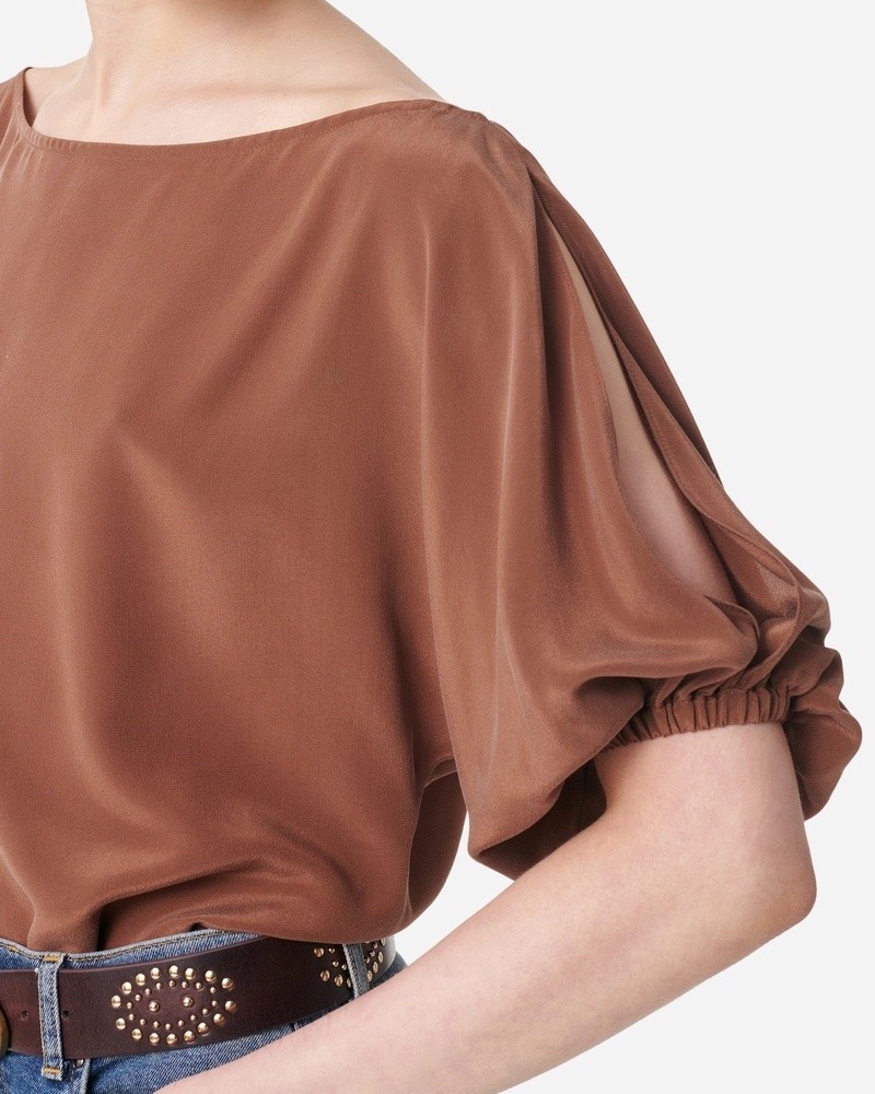 Close up af pufærme på Vanessa Bruno Gul Silk Top Havane