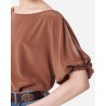 Close up af pufærme på Vanessa Bruno Gul Silk Top Havane