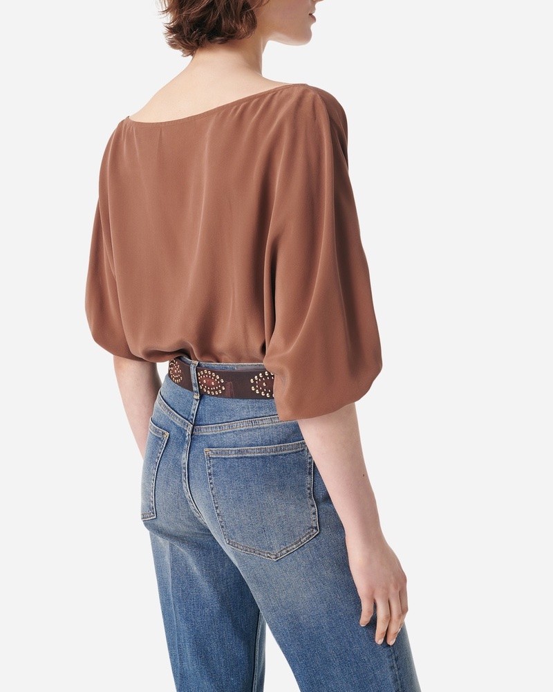 Vanessa Bruno Gul Silk Top Havane på model set bagfra