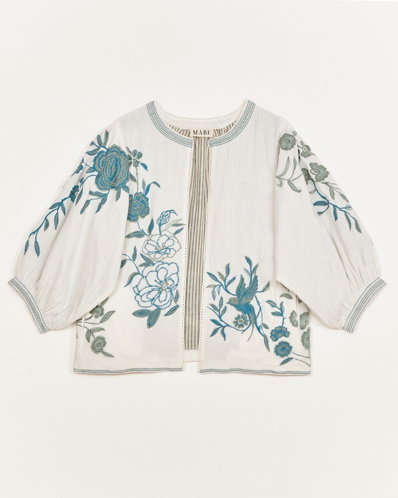 Pack shot af M.A.B.E Ori Emb. Jacket Ecru/Blue på neutral baggrund