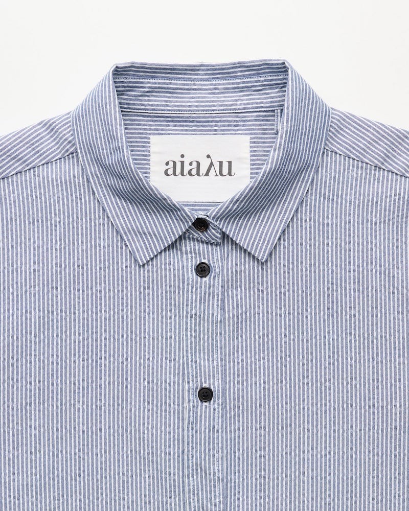 Close up af Aiayu Label på Aiayu Paulina Shirt Striped Mix Blue Boy