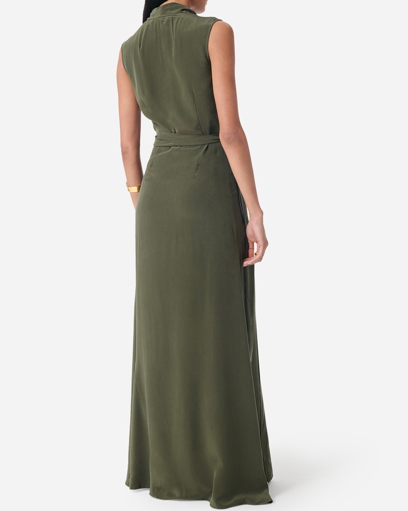Model billede af Vanessa Bruno Faye Khaki silke kjole bagfra