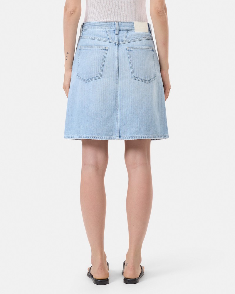 Closed Stover X Denim Skirt Light Blue på model set bagfra