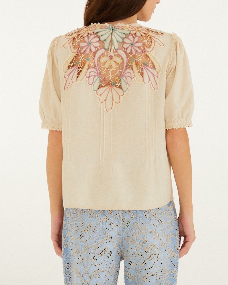Farm Rio Blouse Embroidery SS Ecru på model set bagfra