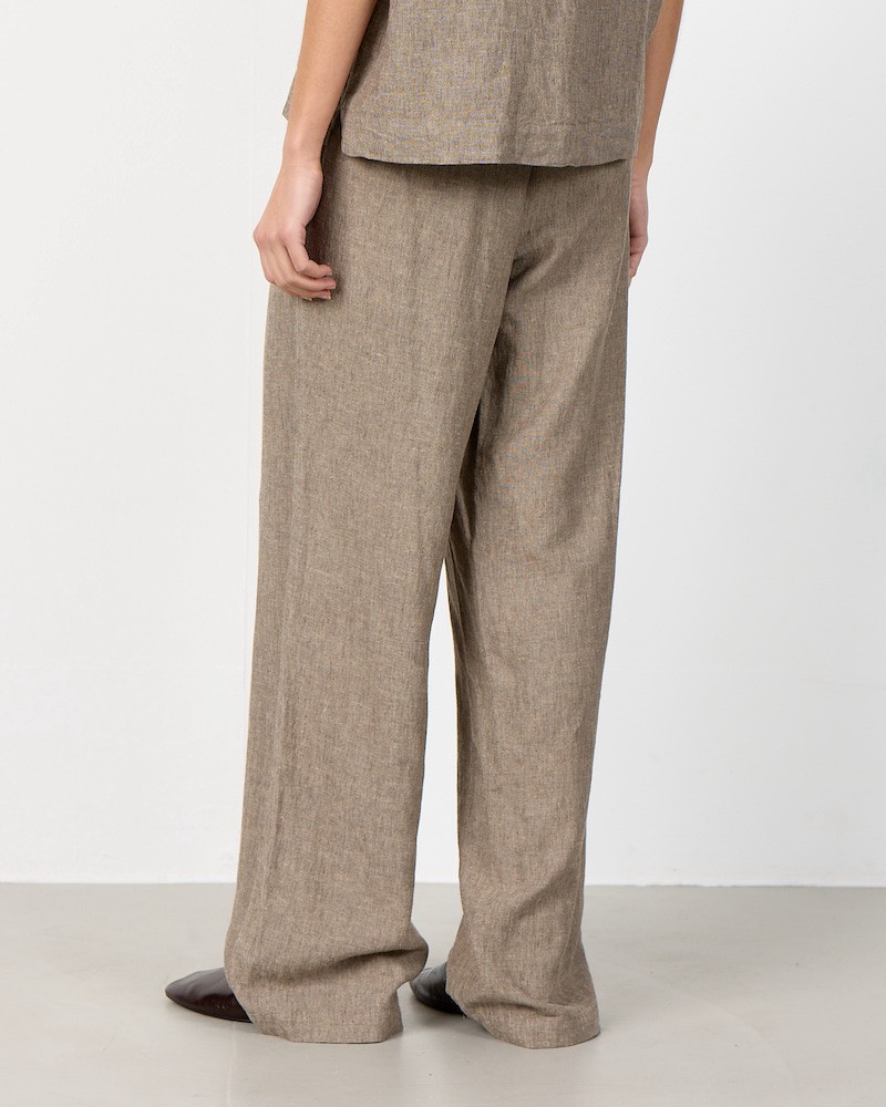 Leveté Room Naja 7 Pants Brown Melange på model bagfra