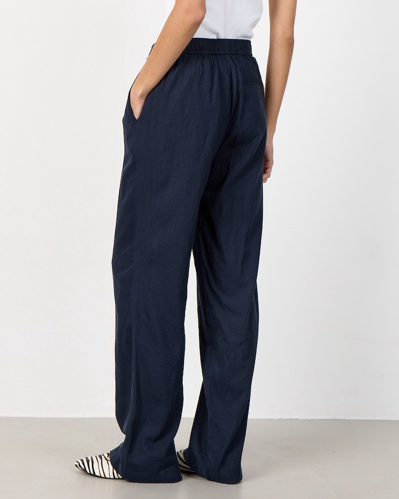Leveté Room Naja 7 Pants Dark Navy på model bagfra