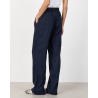 Leveté Room Naja 7 Pants Dark Navy på model bagfra