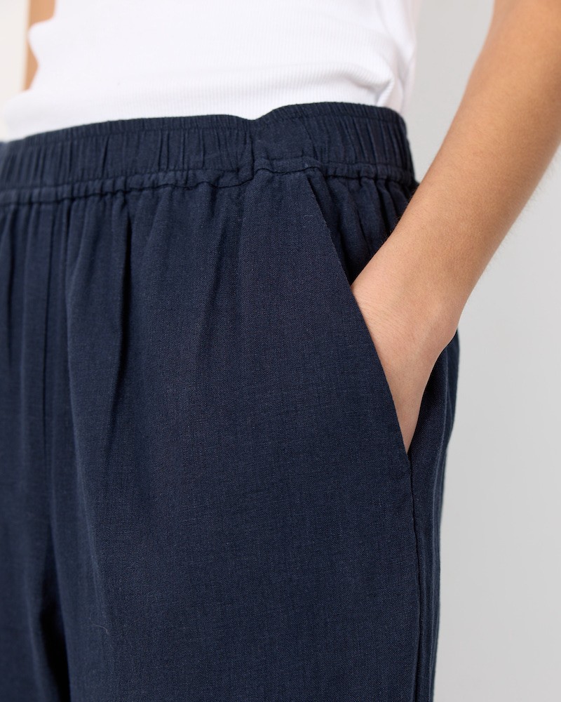 Close up af Leveté Room Naja 7 Pants Dark Navy
