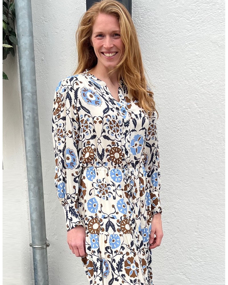 Gerard Darel Roudaina Dress Ecru mønstret kjole på model