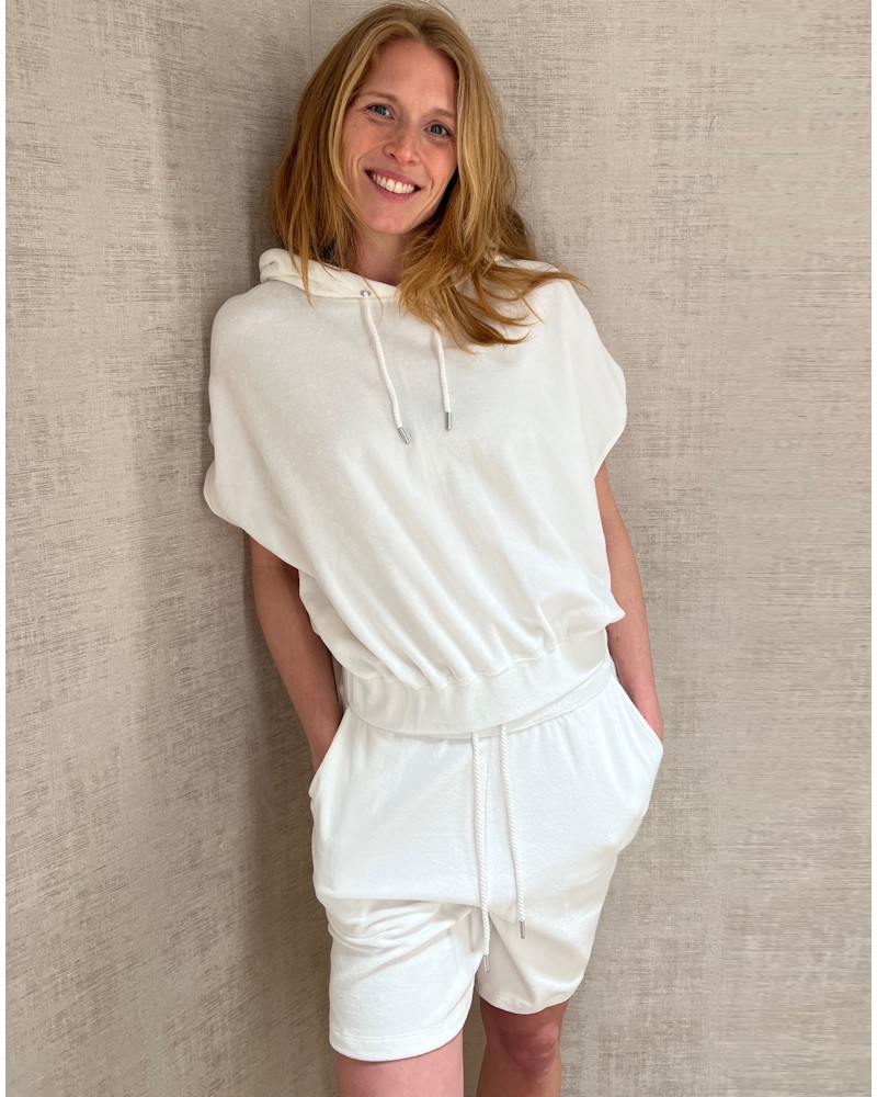 Majestic Filatures Shorts Frotté Milk på model