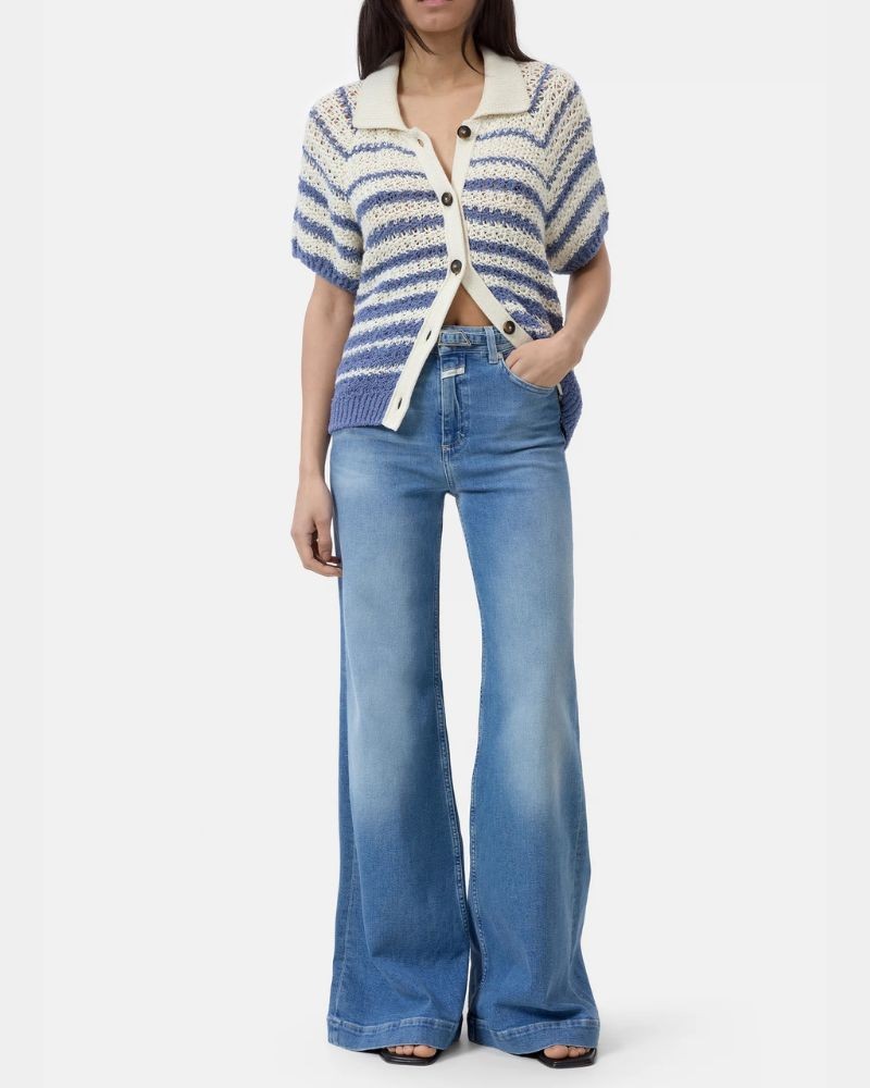 Closed Polo Cardigan Stone Blue Stripe stylet med Closed Glow Up Wide Leg Jeans