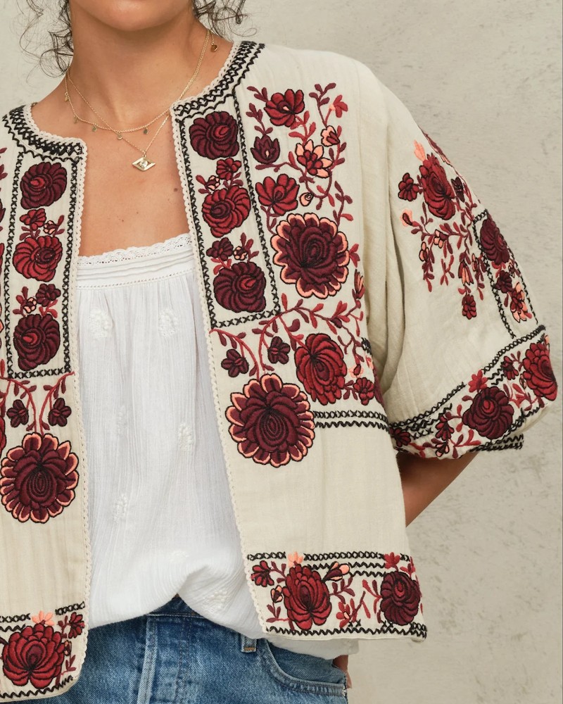 Close up af M.A.B.E Greta Emb. Jacket Ecru/Bordeaux