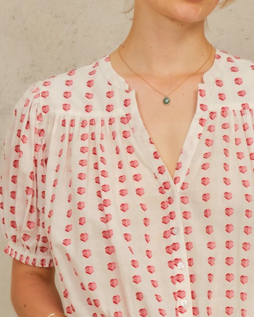 Close up af M.A.B.E Karla Gathered Top Ecru/Red