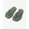 Sleepers Tapered Flip Flop Green par på neutral baggrund