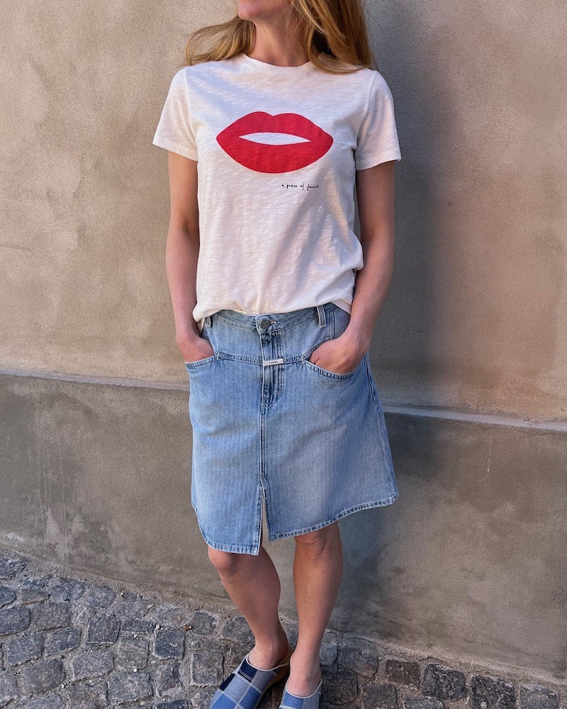 Apof Cil T-shirt One Kiss kortærmet tee på model