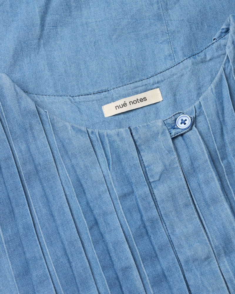 Close up af Nué Notes Belize Dress Denim Blue
